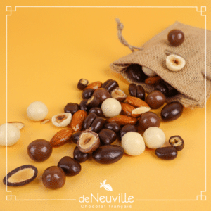 Sachet avec amandes et noisettes caramélisées et billes de maïs enrobées de chocolat
