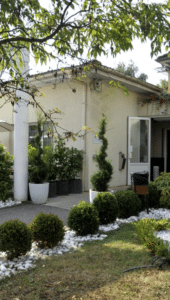 entrée logis hôtel cottage